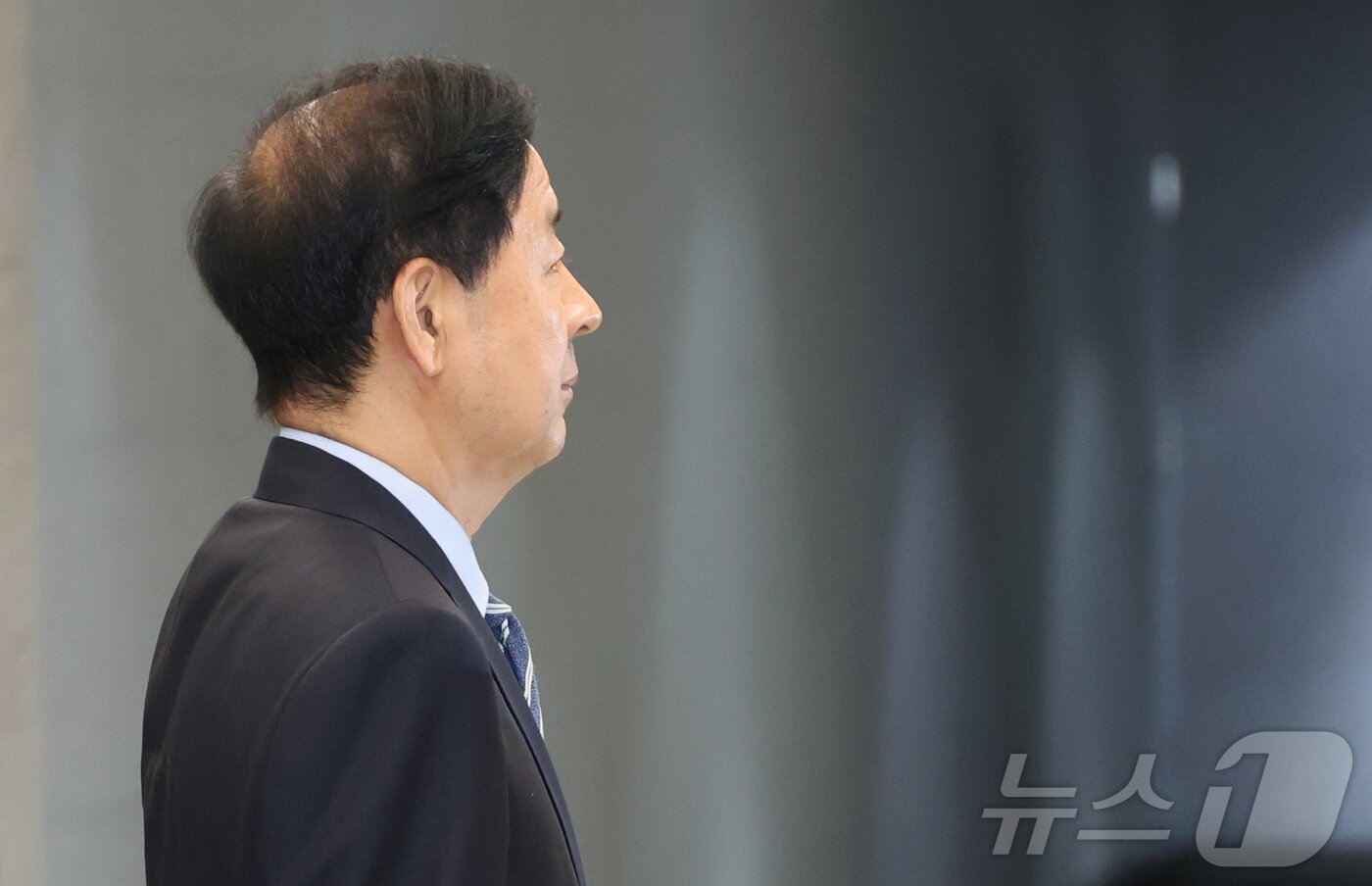 본문 이미지 - 미국 측의 요청으로 한미 2+2 통상 협의가 돌연 연기된 24일 인천국제공항 제2여객터미널에서 구윤철 경제부총리 겸 기획재정부 장관이 출국을 취소하고 공항을 나서고 있다. 2025.7.24/뉴스1 ⓒ News1 황기선 기자