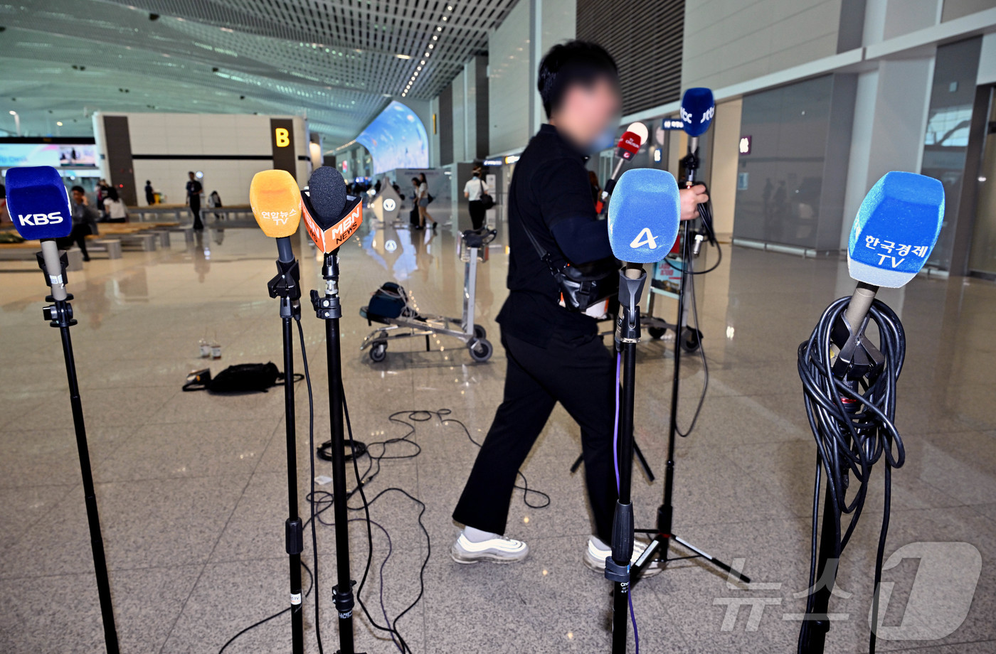 (인천공항=뉴스1) 황기선 기자 = 구윤철 경제부총리 겸 기재부 장관이 24일 인천공항 귀빈실에서 오는 25일 예정된 '한미 2+2 통상회담’이 전격 취소됐다는 소식을 뒤늦게 접하 …