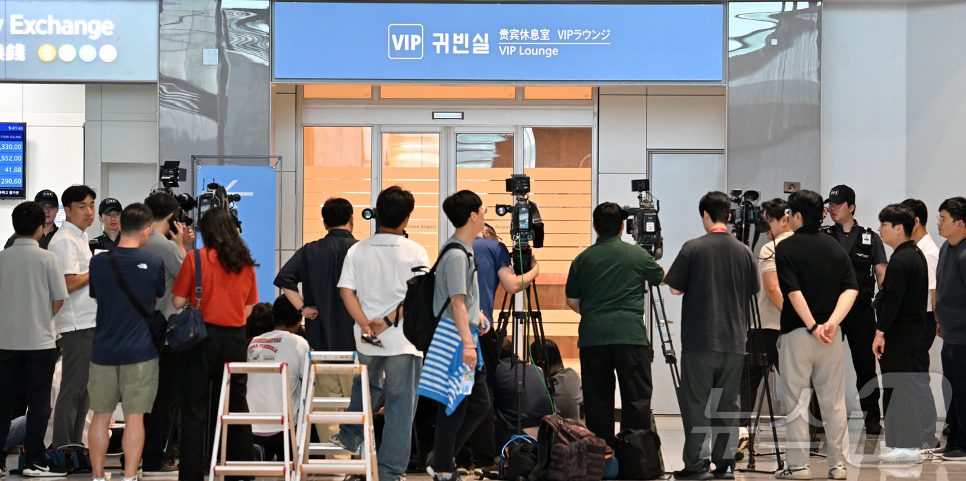 (인천공항=뉴스1) 황기선 기자 = 24일 기획재정부는 이날 오전 언론 공지를 통해 "미국과 예정됐던 25일 '2+2협상'이 미국 스콧 베선트 재무장관의 긴급한 일정으로 인해 개최 …