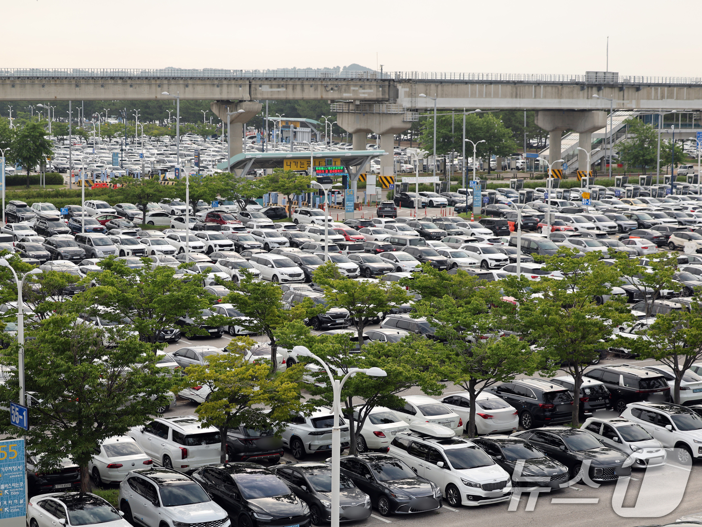 (인천공항=뉴스1) 황기선 기자 = 본격적인 여름 휴가철을 앞둔 24일 오전 인천국제공항 1터미널 주차장에 차량들이 빼곡하게 주차돼 있다.  2025.7.24/뉴스1