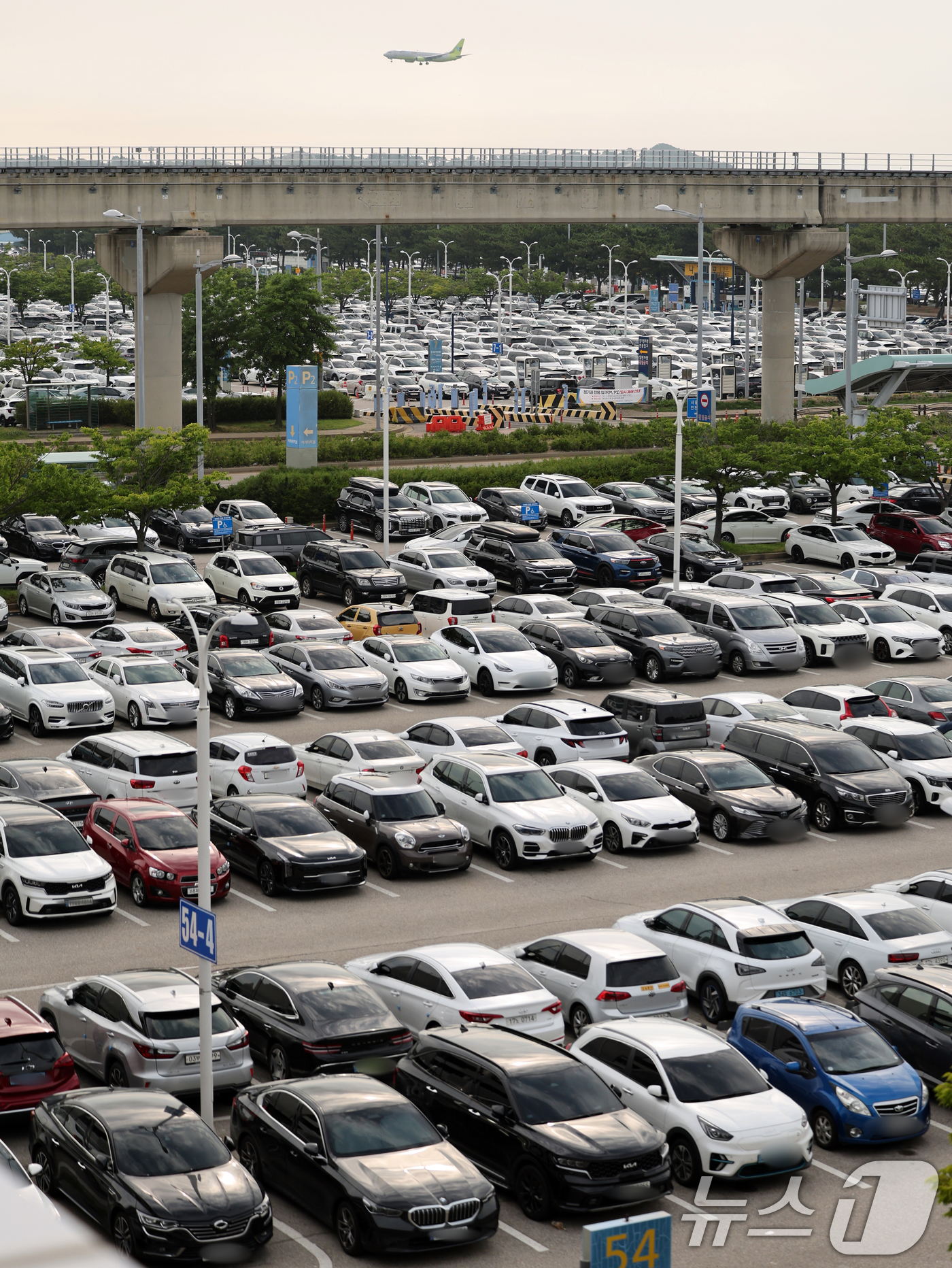 (인천공항=뉴스1) 황기선 기자 = 본격적인 여름 휴가철을 앞둔 24일 오전 인천국제공항 1터미널 주차장에 차량들이 빼곡하게 주차돼 있다.  2025.7.24/뉴스1