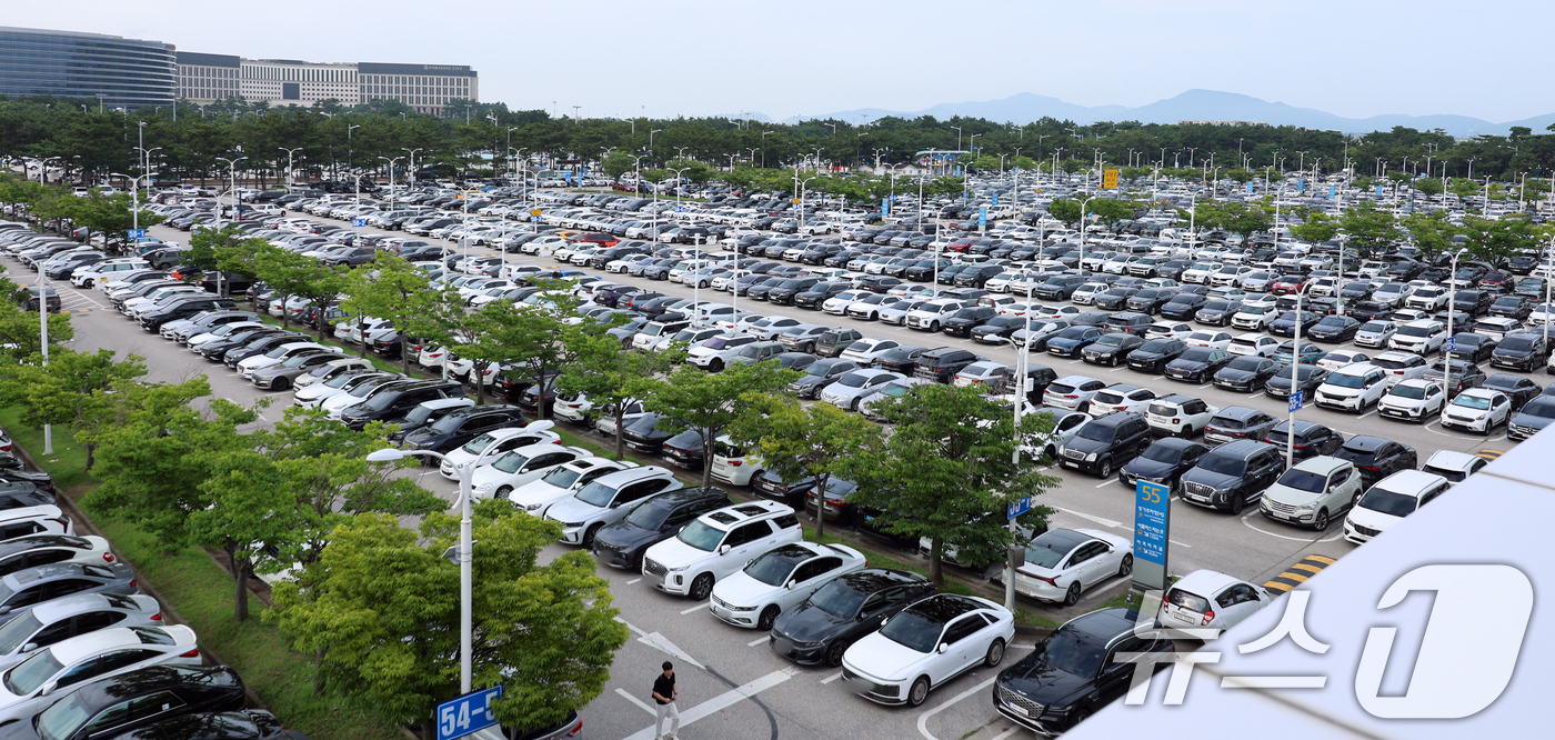(인천공항=뉴스1) 황기선 기자 = 본격적인 여름 휴가철을 앞둔 24일 오전 인천국제공항 1터미널 주차장에 차량들이 빼곡하게 주차돼 있다.  2025.7.24/뉴스1