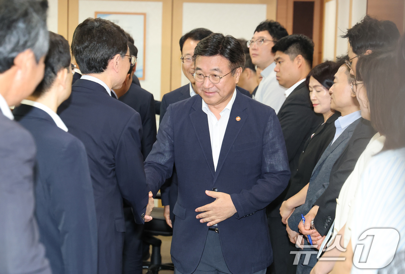 (서울=뉴스1) 임세영 기자 = 윤호중 행정안전부 장관이 24일 오전 서울 종로구 정부서울청사에서 열린 제5회 중앙·지방정책협의회 회의에서 참석자들과 인사를 나누고 있다. 2025 …