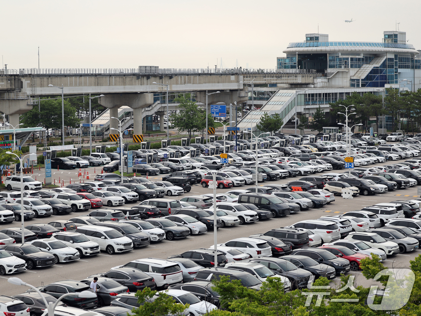 (인천공항=뉴스1) 황기선 기자 = 본격적인 여름 휴가철을 앞둔 24일 오전 인천국제공항 1터미널 주차장에 차량들이 빼곡하게 주차돼 있다.  2025.7.24/뉴스1