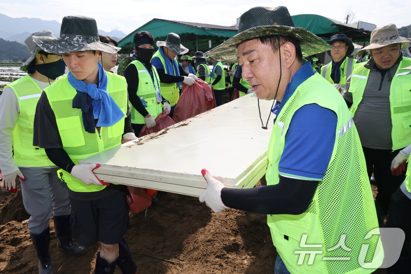 본문 이미지 - 김병기 더불어민주당 대표 직무대행 겸 원내대표가 24일 오전 경기도 가평군 조종면 수해 피해 현장을 찾아 복구 지원활동을 하고 있다. 2025.7.24/뉴스1 ⓒ News1 이광호 기자