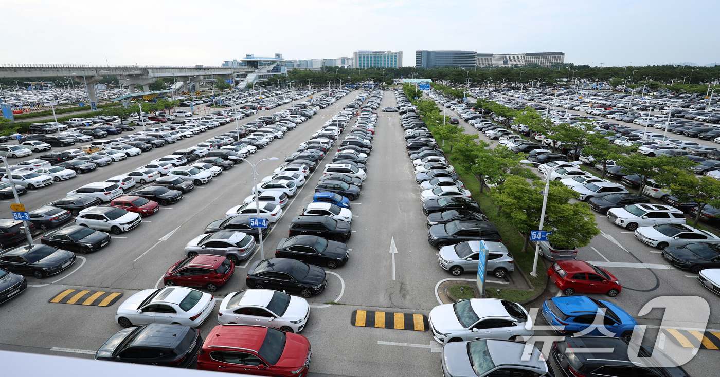 (인천공항=뉴스1) 황기선 기자 = 본격적인 여름 휴가철을 앞둔 24일 오전 인천국제공항 1터미널 주차장에 차량들이 빼곡하게 주차돼 있다.  2025.7.24/뉴스1