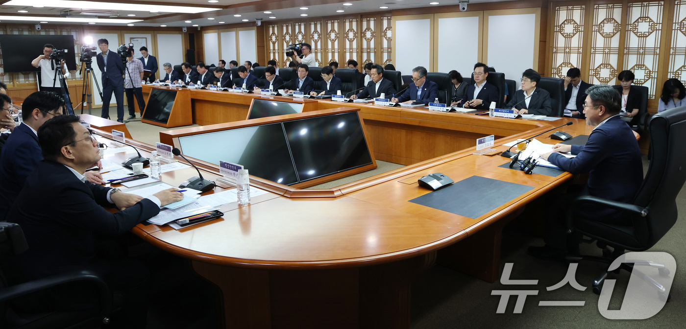 (서울=뉴스1) 임세영 기자 = 윤호중 행정안전부 장관이 24일 오전 서울 종로구 정부서울청사에서 열린 제5회 중앙·지방정책협의회 회의에서 모두발언을 하고 있다. 2025.7.24 …