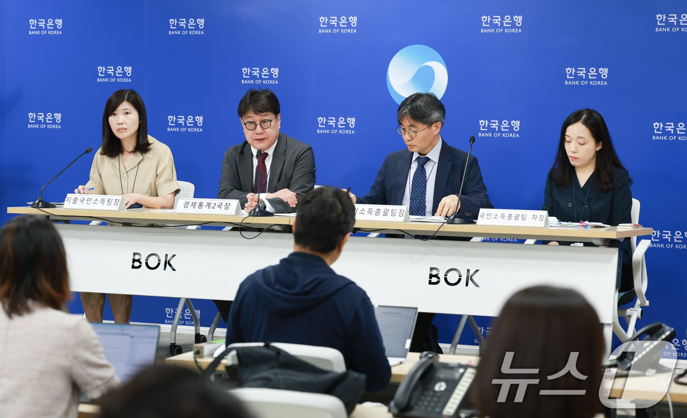 본문 이미지 - 이동원 한국은행 경제통계2국장이 24일 서울 중구 한국은행에서 열린 2분기 실질 국내총생산(속보) 설명회에서 발언하고 있다. /뉴스1