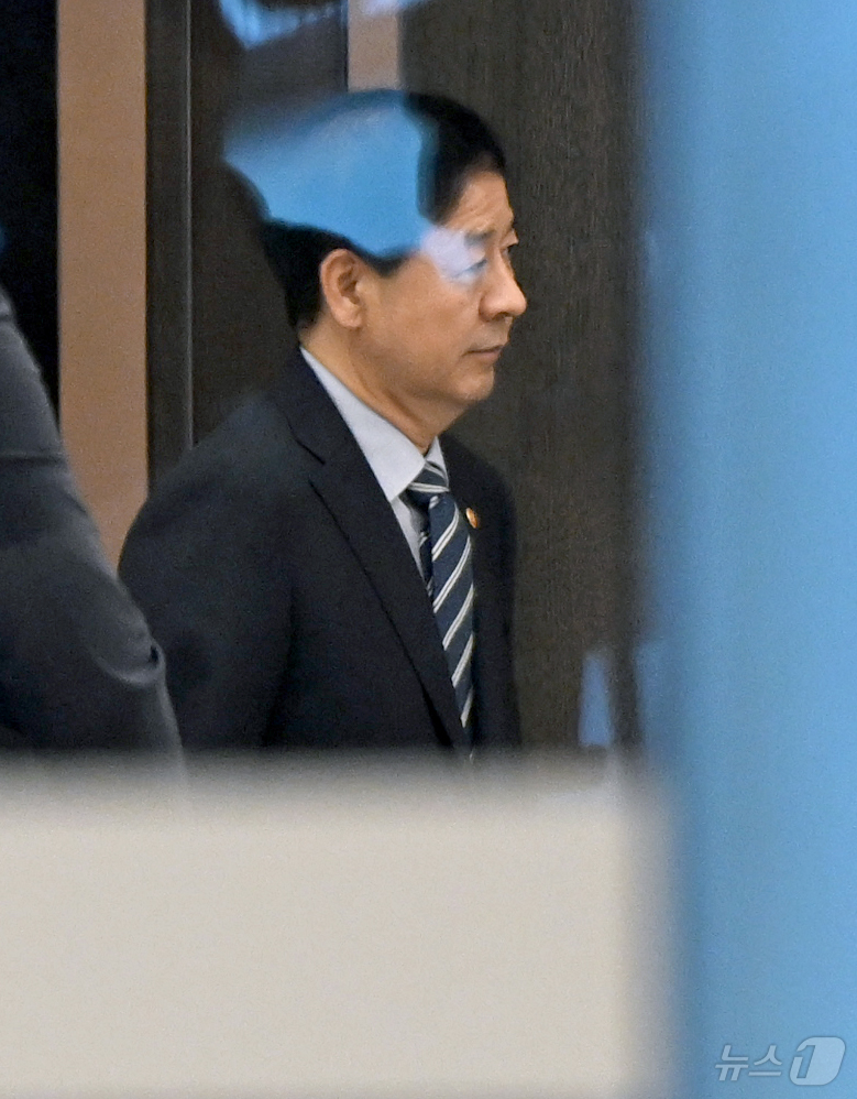 (인천공항=뉴스1) 황기선 기자 = '한미 2+2 통상협상'을 위해 미국으로 출국하려던 구윤철 부총리 겸 기재부 장관이 24일 인천국제공항 귀빈실에서 협상 연기 소식을 듣고 굳은 …