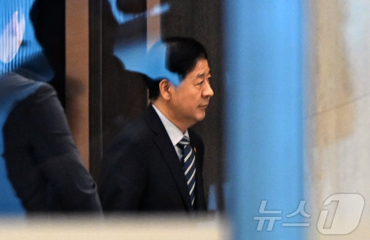 본문 이미지 - &#39;한미 2+2 통상협상&#39;을 위해 미국으로 출국하려던 구윤철 부총리 겸 기재부 장관이 24일 인천국제공항 귀빈실에서 협상 연기 소식을 듣고 굳은 표정으로 나오고 있다. &#40;공동취재&#41; 2025.7.24/뉴스1 ⓒ News1 황기선 기자