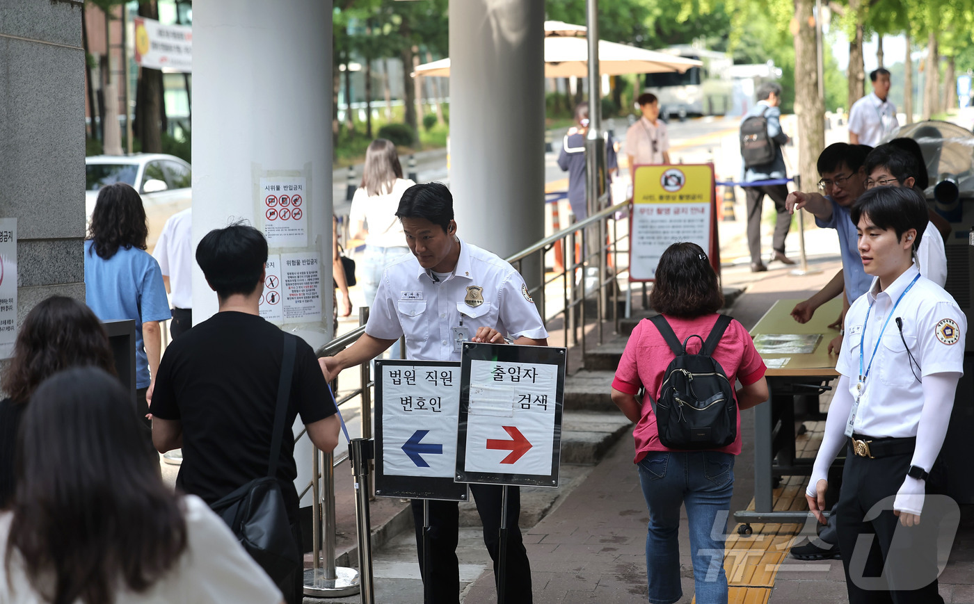 (서울=뉴스1) 사진공동취재단 = 24일 윤석열 전 대통령의 내란 우두머리 혐의 관련 재판 12차 공판 기일이 열리는 서울 서초구 서울중앙지방법원 입구에 법원 보안 인력이 배치되어 …