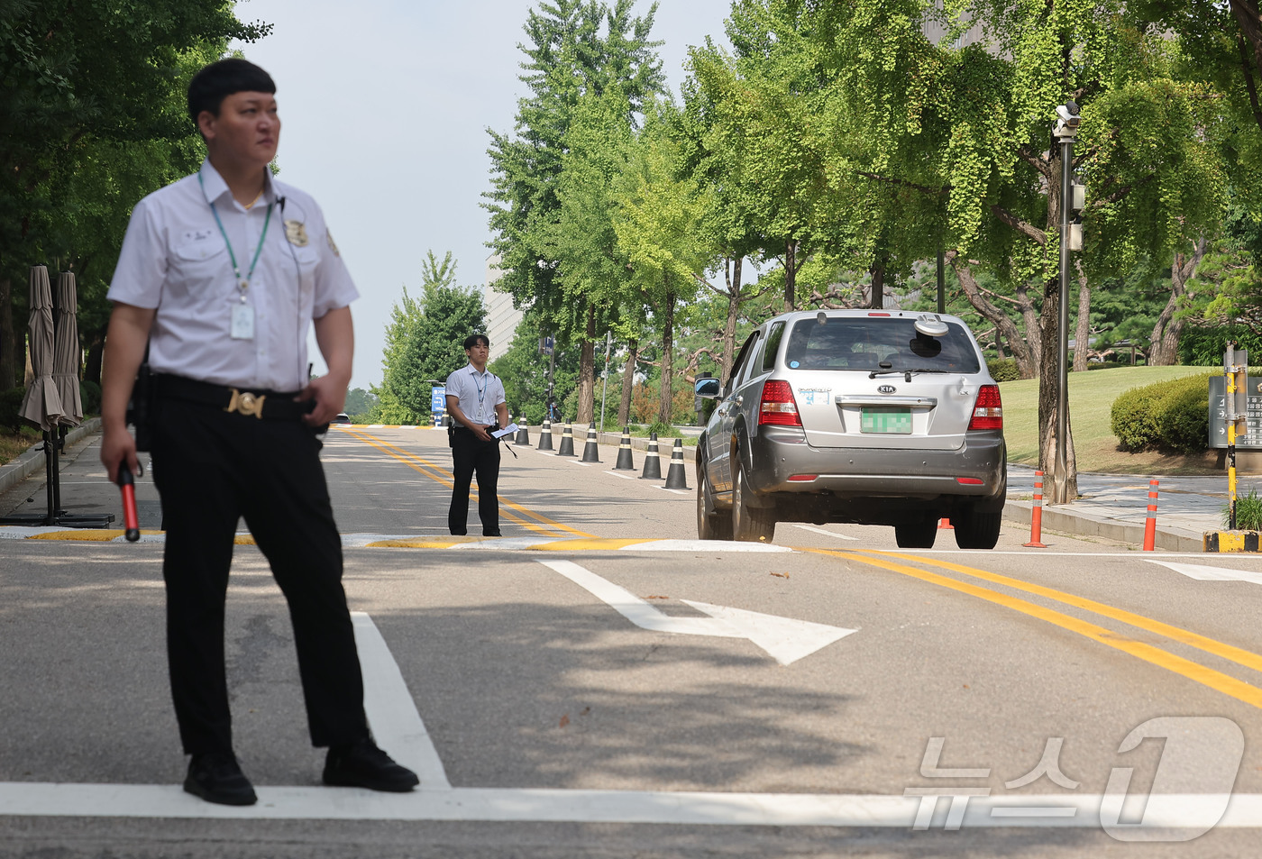 (서울=뉴스1) 사진공동취재단 = 24일 윤석열 전 대통령의 내란 우두머리 혐의 관련 재판 12차 공판 기일이 열리는 서울 서초구 서울중앙지방법원 입구에 법원 보안 인력이 배치되어 …