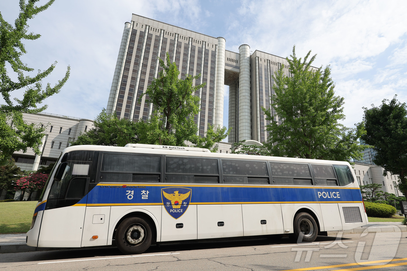 (서울=뉴스1) 사진공동취재단 = 24일 윤석열 전 대통령의 내란 우두머리 혐의 관련 재판 12차 공판 기일이 열리는 서울 서초구 서울중앙지방법원 청사 앞에 경찰 버스가 주차되어 …