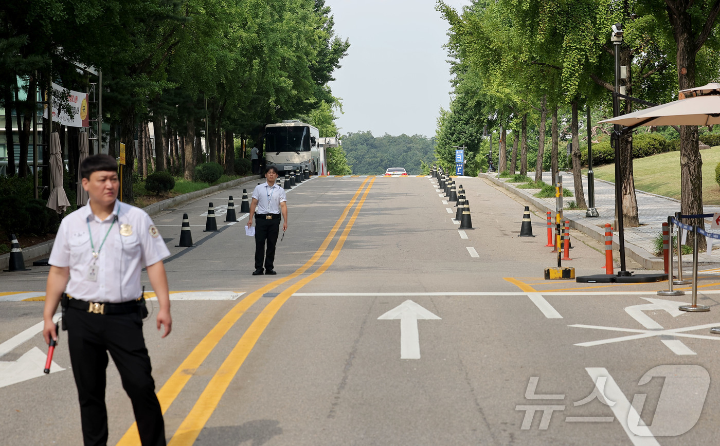 (서울=뉴스1) 사진공동취재단 = 24일 윤석열 전 대통령의 내란 우두머리 혐의 관련 재판 12차 공판 기일이 열리는 서울 서초구 서울중앙지방법원 입구에 법원 보안 인력이 배치되어 …