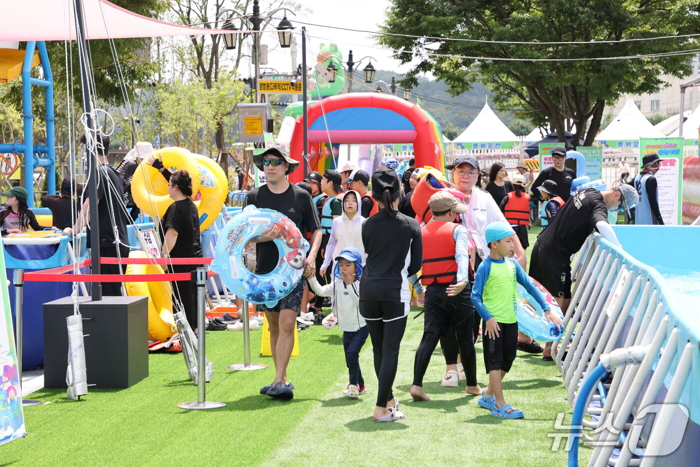 본문 이미지 - 보은군이 운영하는 뱃들공원 물놀이장을 찾은 가족단위 나들이객들이 더위를 식히며 즐거운 시간을 보내고 있다. (보은군 제공, 재판매 및 DB금지) /뉴스1  