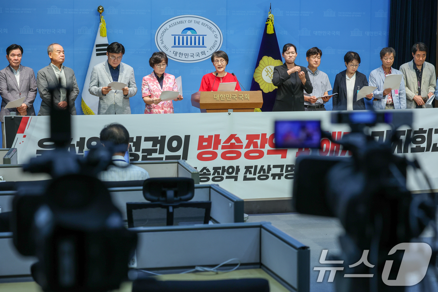 (서울=뉴스1) 안은나 기자 = 권태선 방송문화진흥회 이사장이 24일 서울 여의도 국회 소통관에서 열린 '윤석열 정권의 방송장악 피해자 기자회견'에서 발언하고 있다. 문재인 정부 …