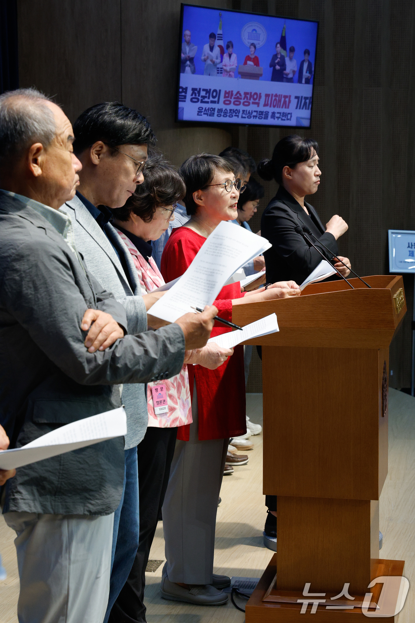 (서울=뉴스1) 안은나 기자 = 권태선 방송문화진흥회 이사장이 24일 서울 여의도 국회 소통관에서 열린 '윤석열 정권의 방송장악 피해자 기자회견'에서 발언하고 있다. 문재인 정부 …