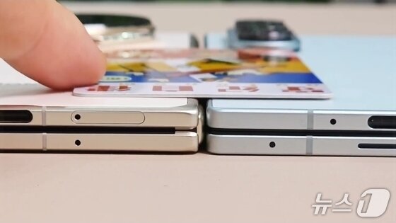 본문 이미지 - 두께 8.8㎜라고 주장하는 중국 아너의 매직V5&#40;왼쪽&#41;과 갤럭시Z폴드7. 두께 8.9㎜의 갤럭시Z폴드7이 더 얇은 걸 확인할 수 있다. &#40;아이스유니버스 X 갈무리&#41;/뉴스1
