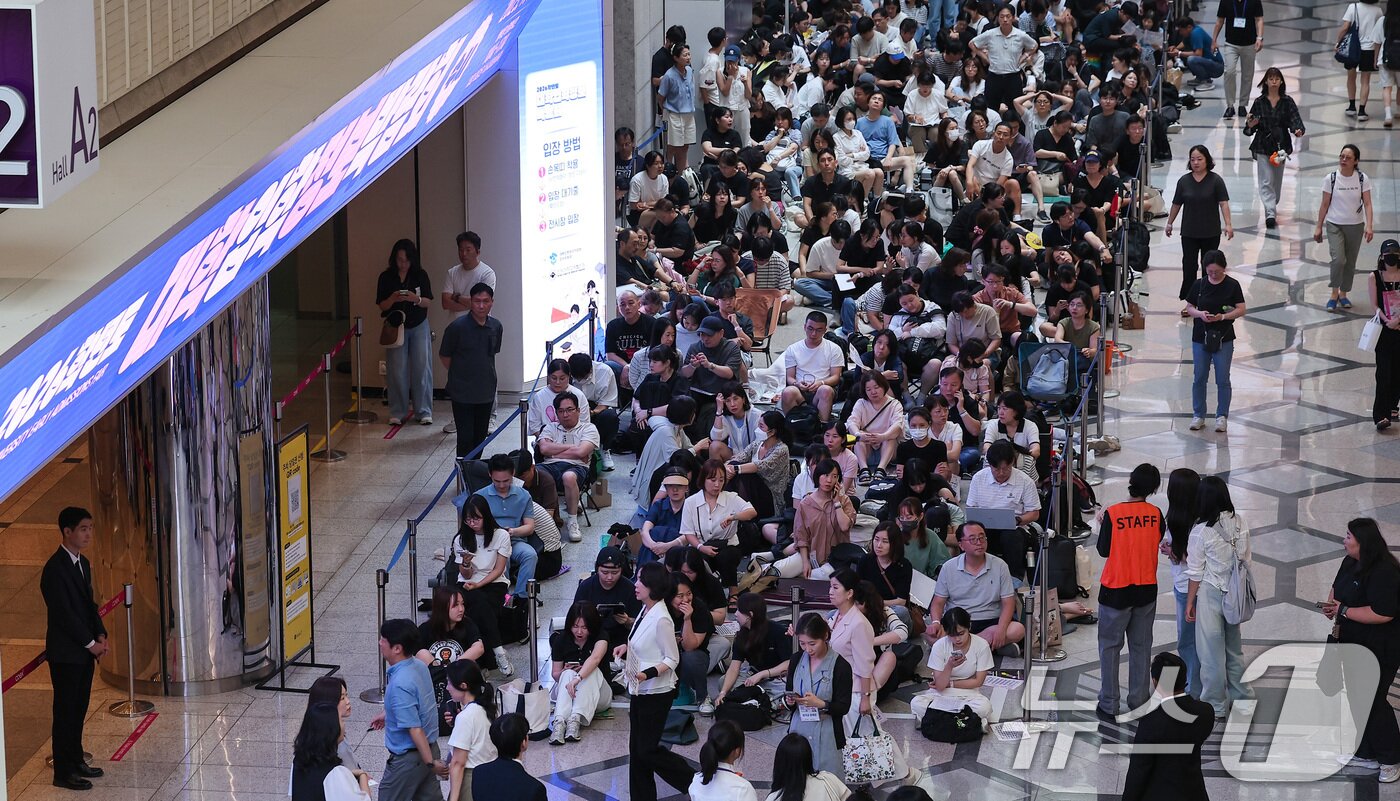 본문 이미지 - 24일 서울 강남구 삼성동 코엑스에서 열린 2026학년도 수시대학입학정보박람회를 찾은 수험생과 학부모들이 입장을 기다리고 있다. 2025.7.24/뉴스1 ⓒ News1 김성진 기자