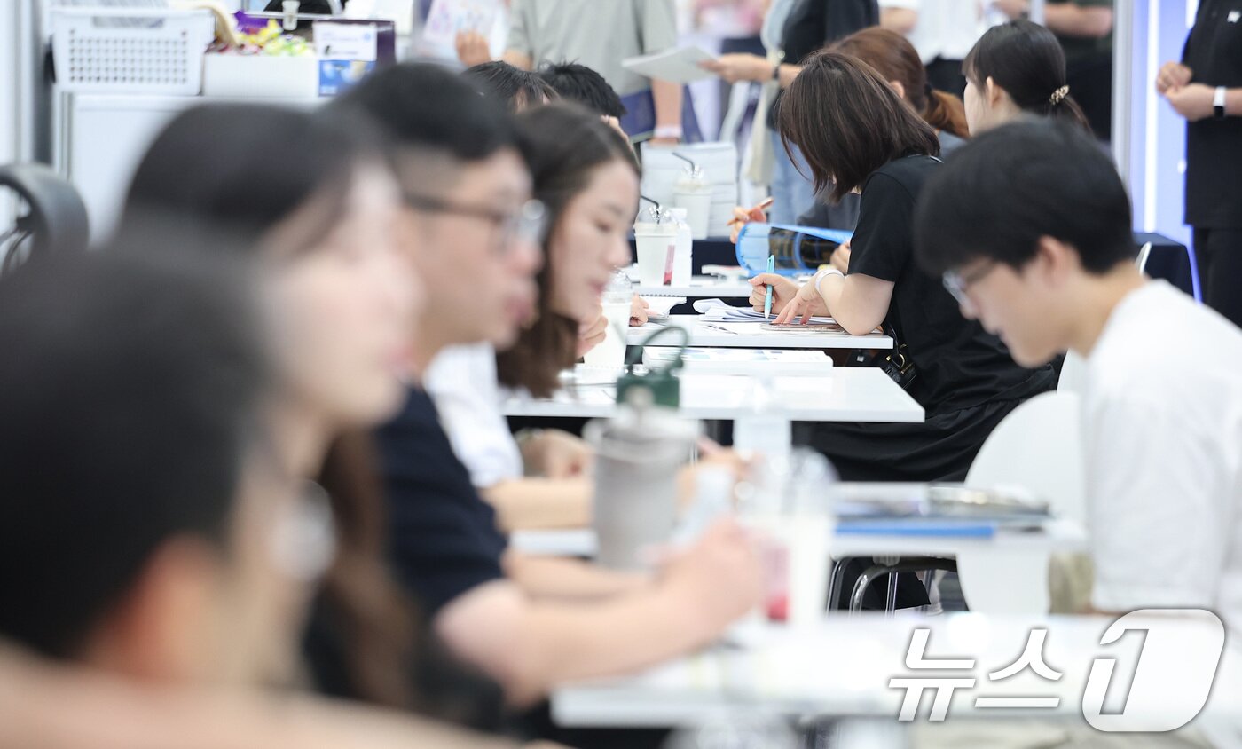 본문 이미지 - 24일 서울 강남구 삼성동 코엑스에서 열린 2026학년도 수시대학입학정보박람회를 찾은 수험생과 학부모들이 입학 상담을 받고 있다. 2025.7.24/뉴스1 ⓒ News1 김성진 기자