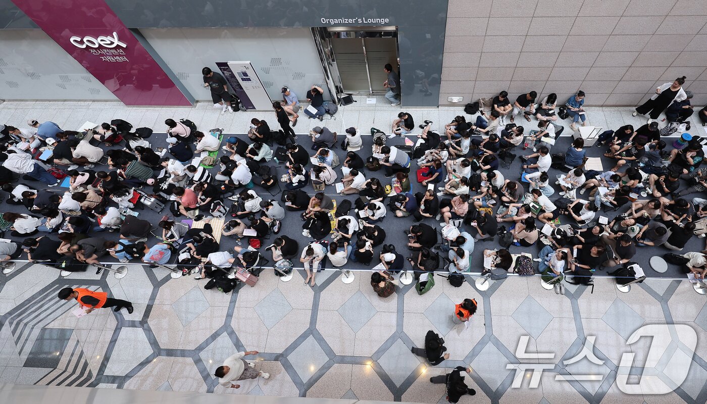 본문 이미지 - 24일 서울 강남구 삼성동 코엑스에서 열린 2026학년도 수시대학입학정보박람회를 찾은 수험생과 학부모들이 입장을 기다리고 있다. 2025.7.24/뉴스1 ⓒ News1 김성진 기자