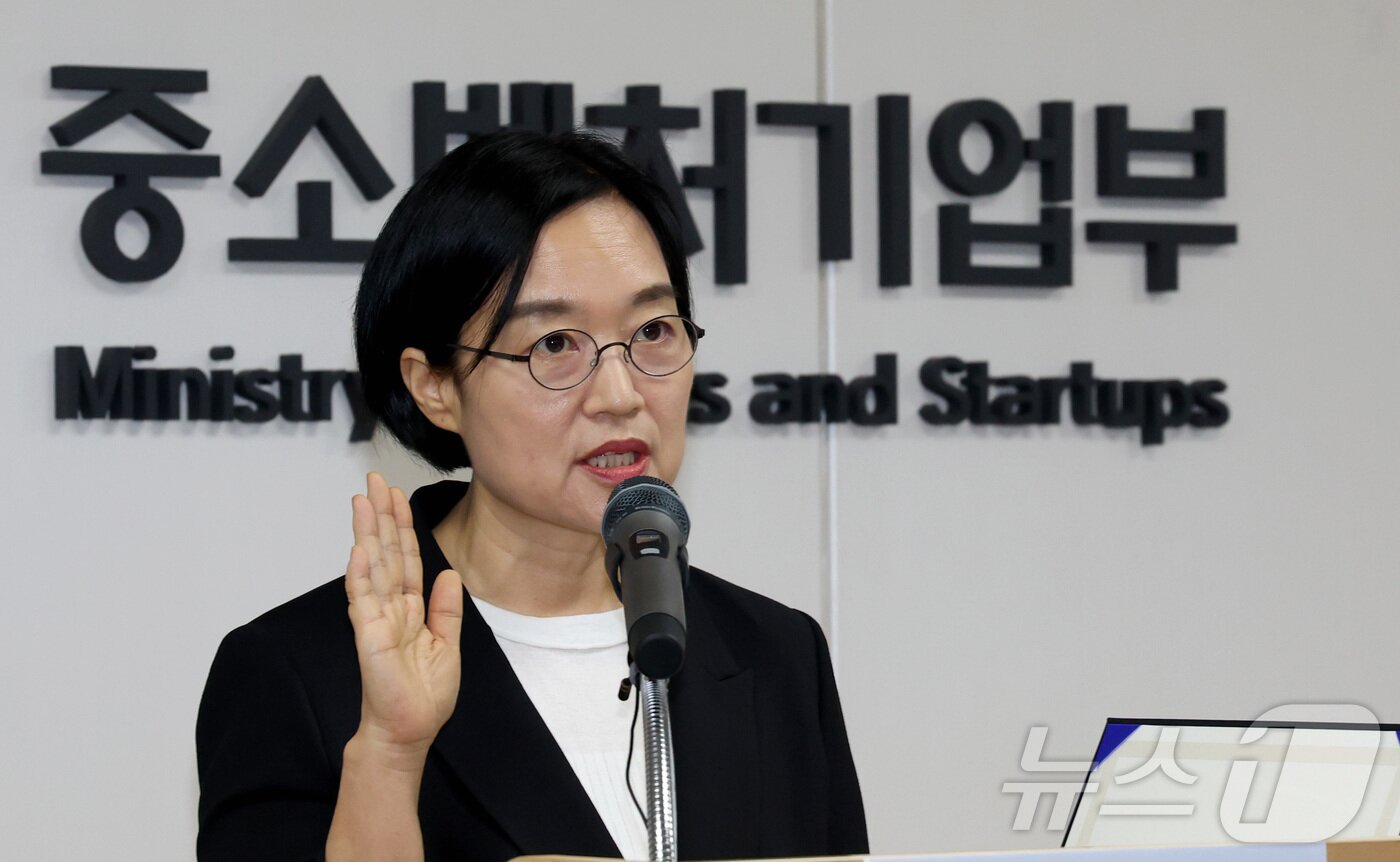 본문 이미지 - 한성숙 중소벤처기업부 장관이 24일 오전 세종시 정부세종청사에서 열린 취임식에서 취임 선서를 하고 있다. 2025.7.24/뉴스1 ⓒ News1 김기남 기자