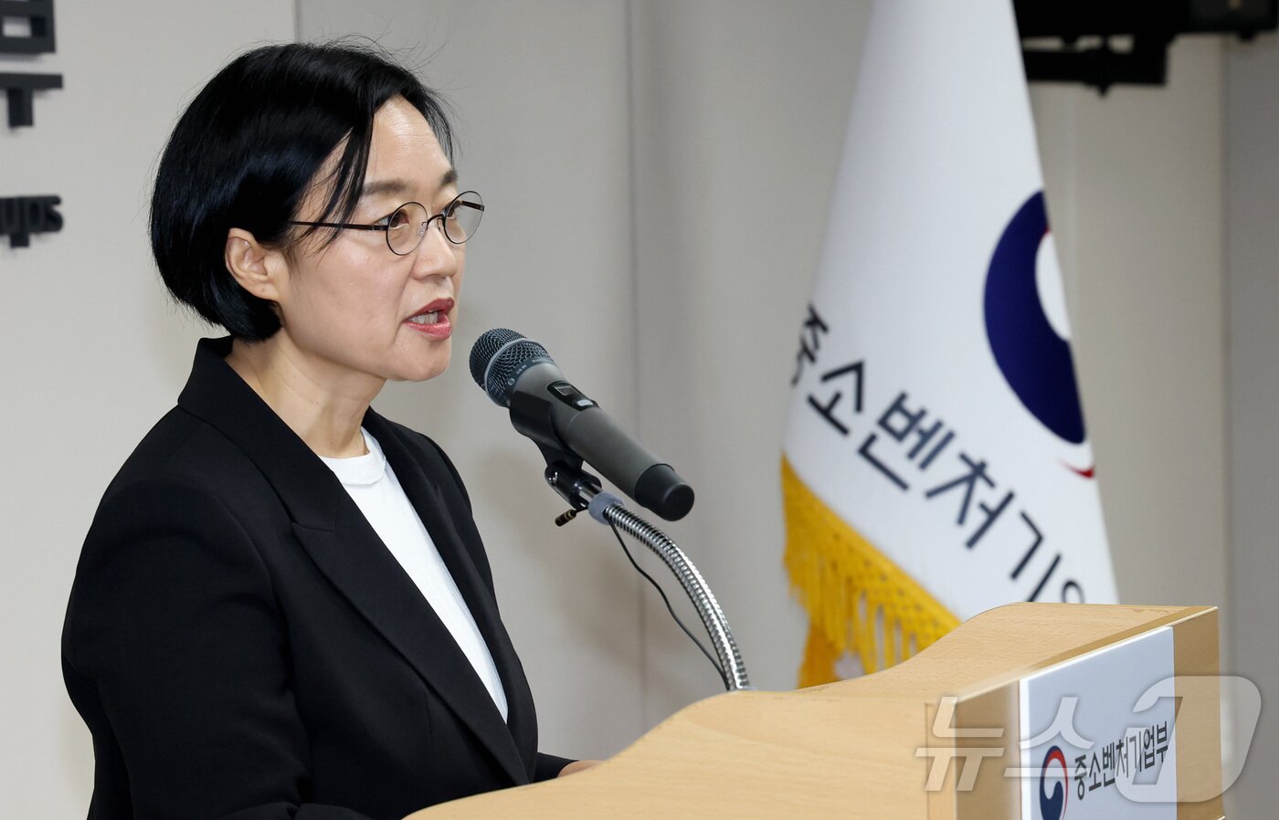 본문 이미지 - 한성숙 중소벤처기업부 장관이 24일 오전 세종시 정부세종청사에서 열린 취임식에 참석하여 취임사를 하고 있다. 2025.7.24/뉴스1 ⓒ News1 김기남 기자