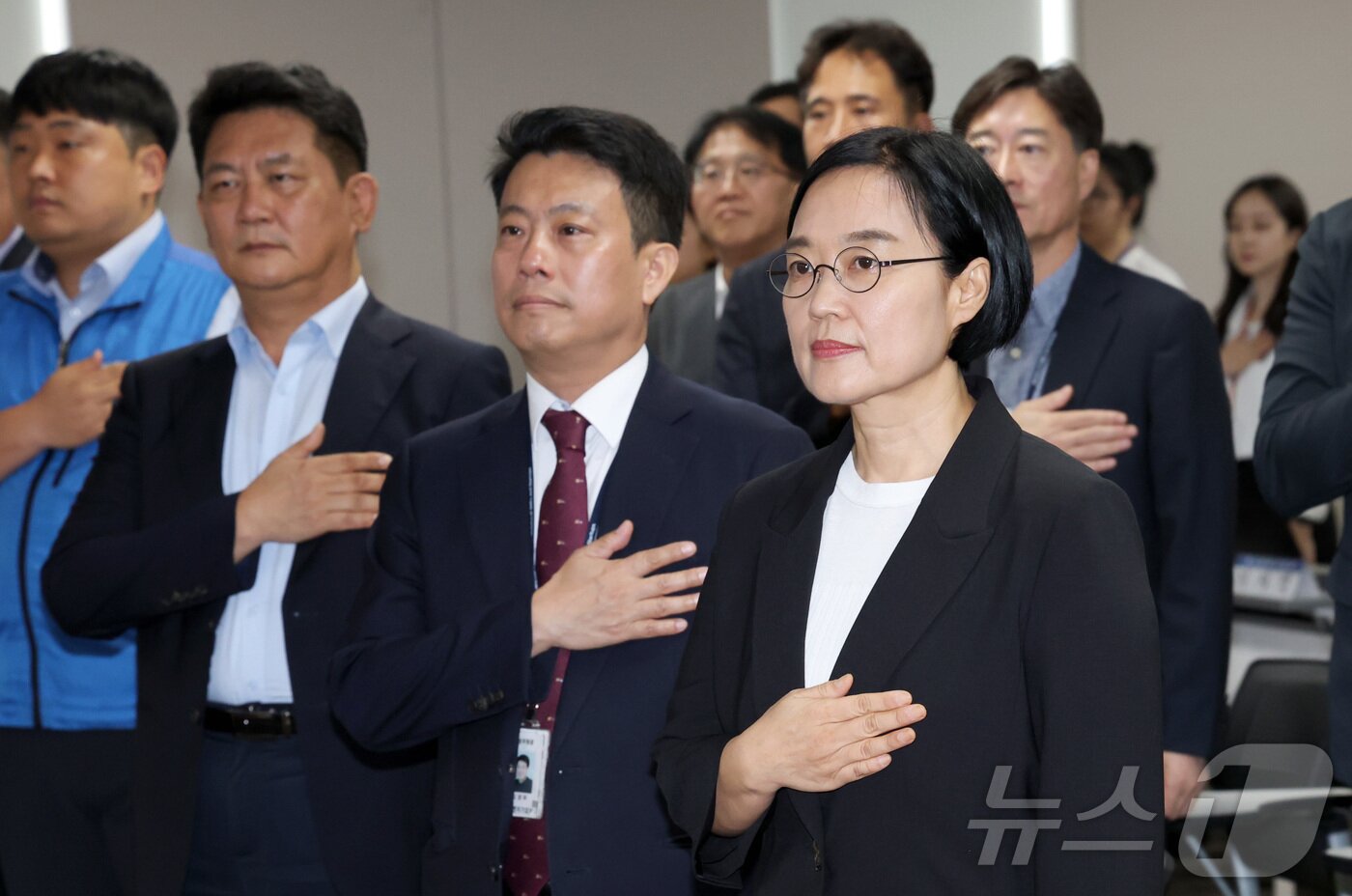 본문 이미지 - 한성숙 중소벤처기업부 장관이 24일 오전 정부세종청사 중소벤처기업부에서 열린 취임식에서 국민의례를 하고 있다. 2025.7.24/뉴스1 ⓒ News1 김기남 기자