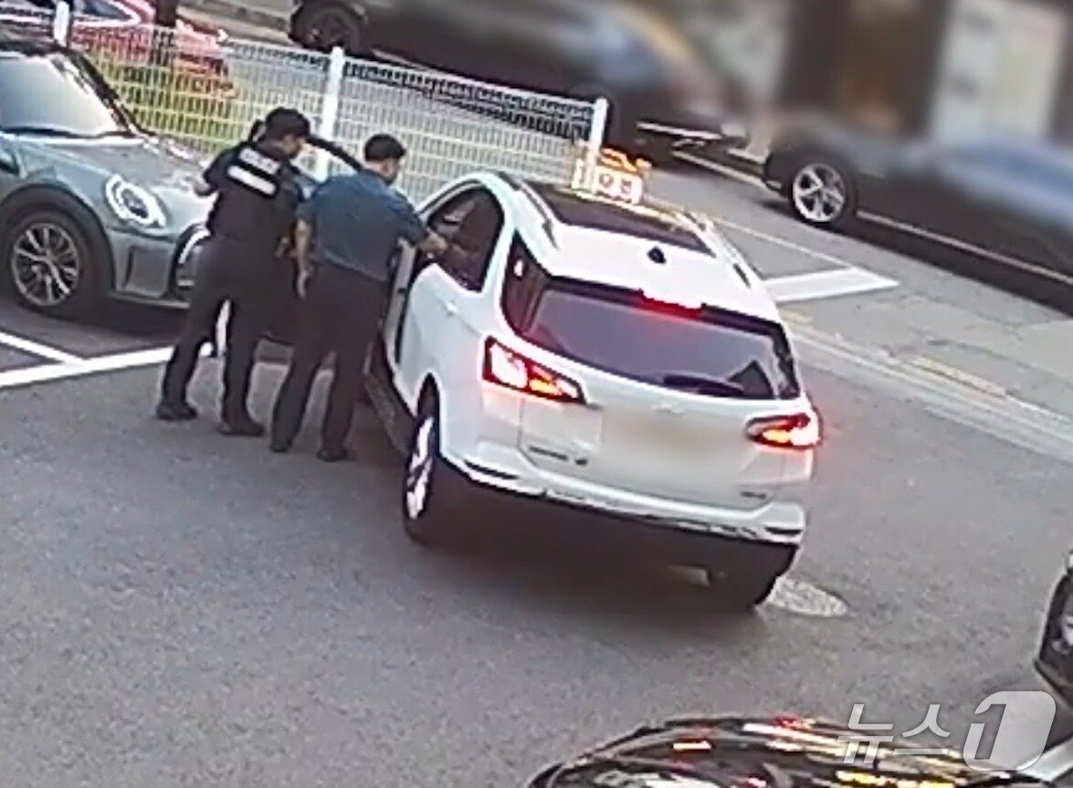 본문 이미지 - 지구대 주차 후 현장에서 검거되는 A씨. (대전경찰청 제공. 재판매 및 DB금지)2025.7.24/뉴스1
