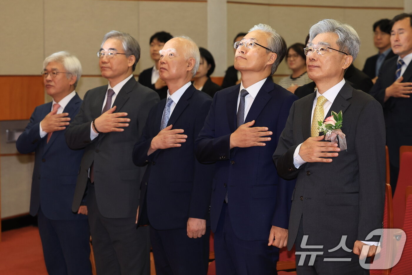 본문 이미지 - 김상환 헌법재판소장이 24일 오전 서울 종로구 재동 헌법재판소에서 열린 취임식에서 국민의례를 하고 있다. 2025.7.24/뉴스1 ⓒ News1 박정호 기자