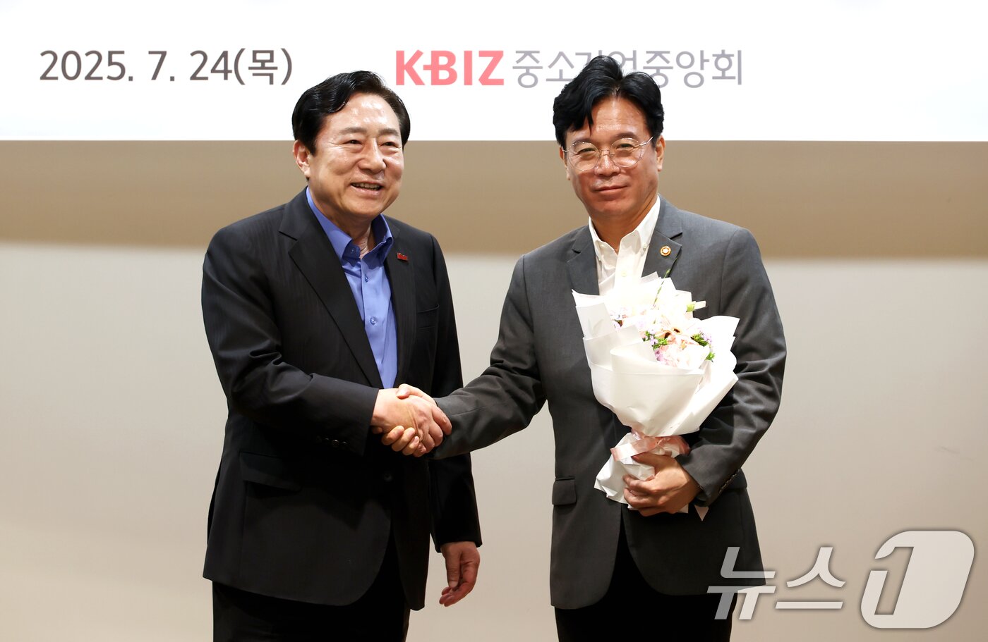 본문 이미지 - 김기문 중소기업중앙회 회장이 24일 서울 영등포구 중기중앙회에서 김영훈 신임 고용노동부 장관과 상견례 후 기념 촬영을 하고 있다. &#40;중소기업중앙회 제공. 재판매 및 DB 금지&#41; 2025.7.24/뉴스1