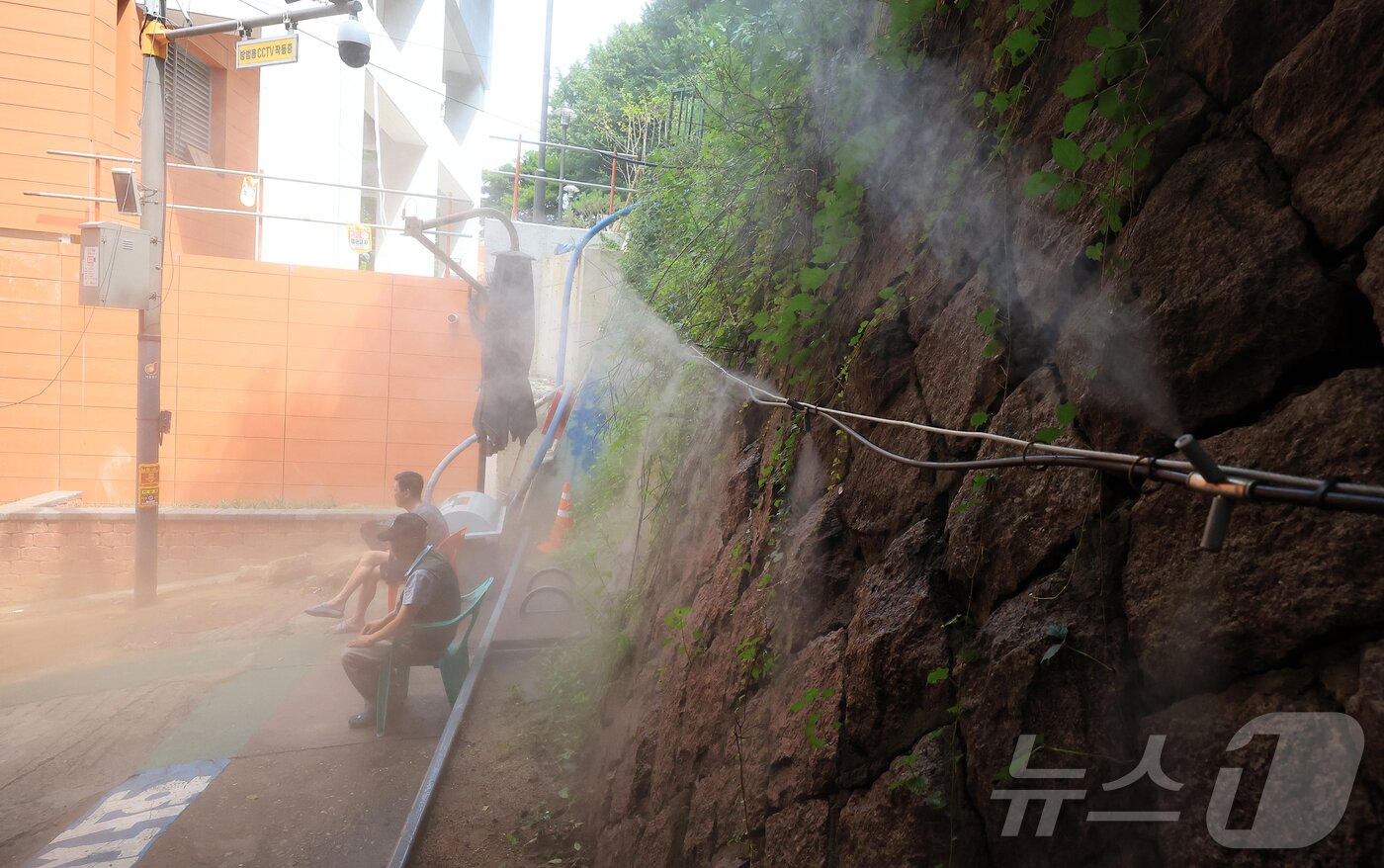 본문 이미지 - 무더위가 기승을 부리고 있는 24일 서울 종로구 후암동 쪽방촌 골목에 더위를 식혀줄 인공 안개&#40;쿨링포그&#41;가 분사되고 있다.2025.7.24/뉴스1 ⓒ News1 김진환 기자