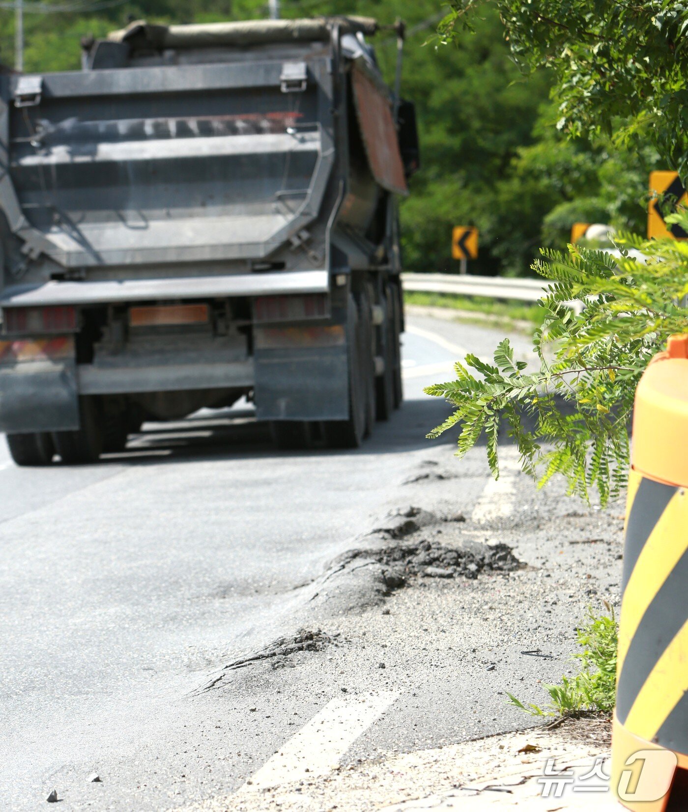 본문 이미지 - 단양군 매포읍 고양리 앞 도로 아스팔트가 변형돼 차량을 위협하고 있다.2025.7.24/뉴스1 손도언 기자 