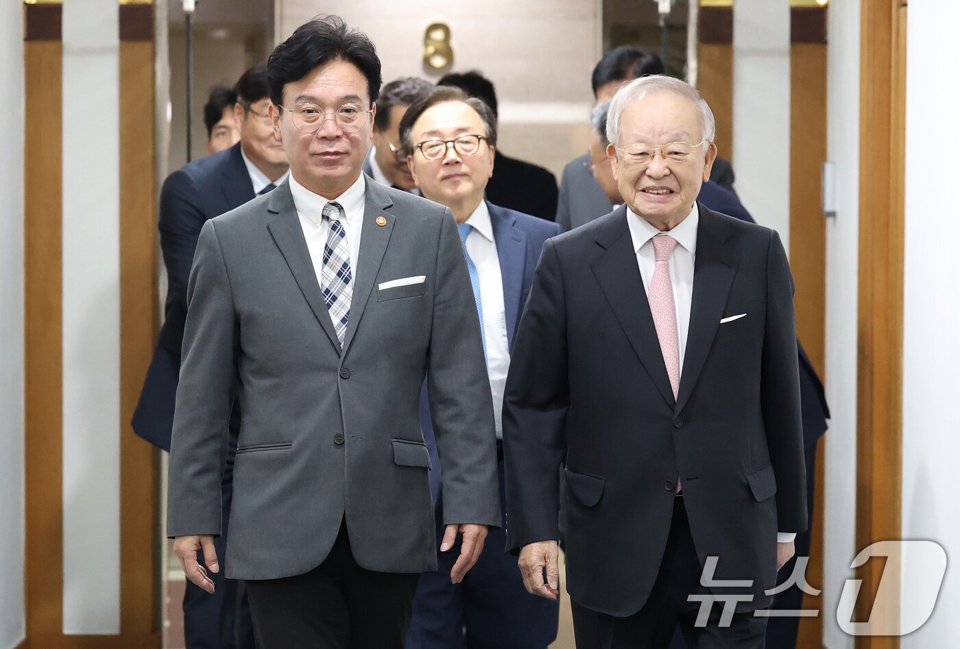 본문 이미지 - 김영훈 고용노동부 장관이 24일 서울 마포구 한국경영자총협회를 방문해 손경식 경총 회장과 나란히 이동하고 있다. 민주노총 위원장 출신의 김 장관은 이날 취임 후 첫 대외 일정을 중기중앙회, 경총, 대한상의 등 경영계 단체들과의 연쇄 간담회로 시작했다. 2025.7.24/뉴스1 ⓒ News1 오대일 기자