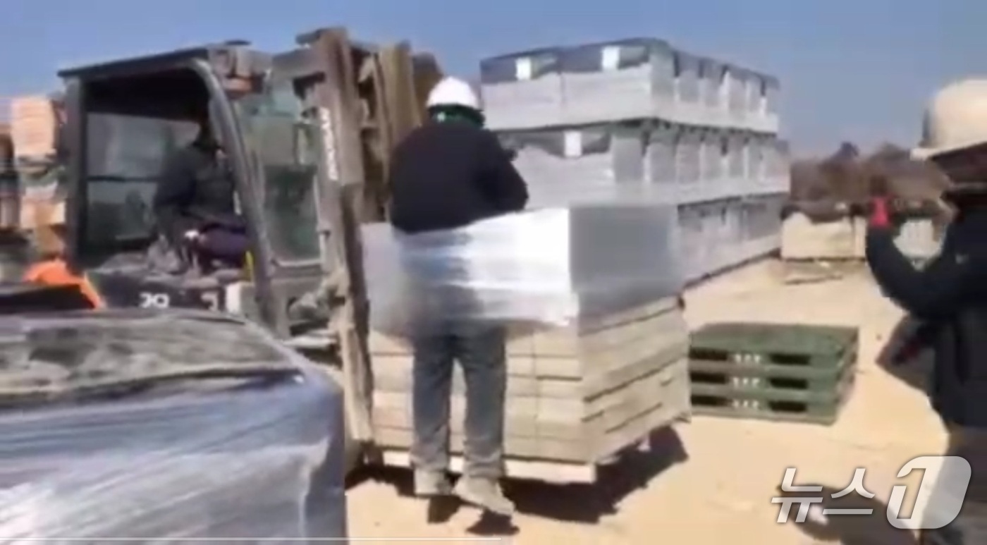 (서울=뉴스1) = 전남 나주시의 한 벽돌공장에서 외국인 노동자를 벽돌과 함께 비닐로 묶어 지게차로 들어 올리는 인권유린 사건이 발생해 사회적 공분을 사고 있다.사진은 인권유린 당 …