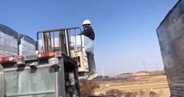 '지게차 괴롭힘' 스리랑카 청년 꾹 참은 이유…"결혼할 여친 있다"