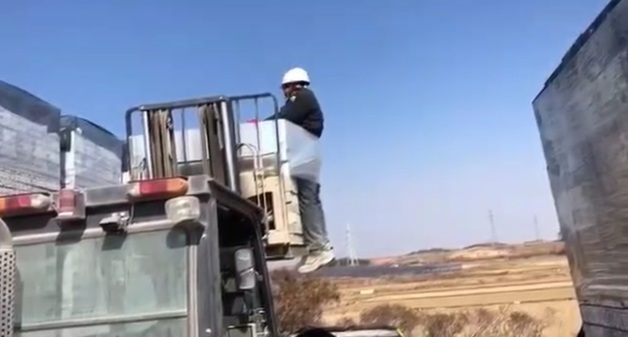 외국인 근로자 지게차에 매단 나주 공장 직원에 징역 1년 구형