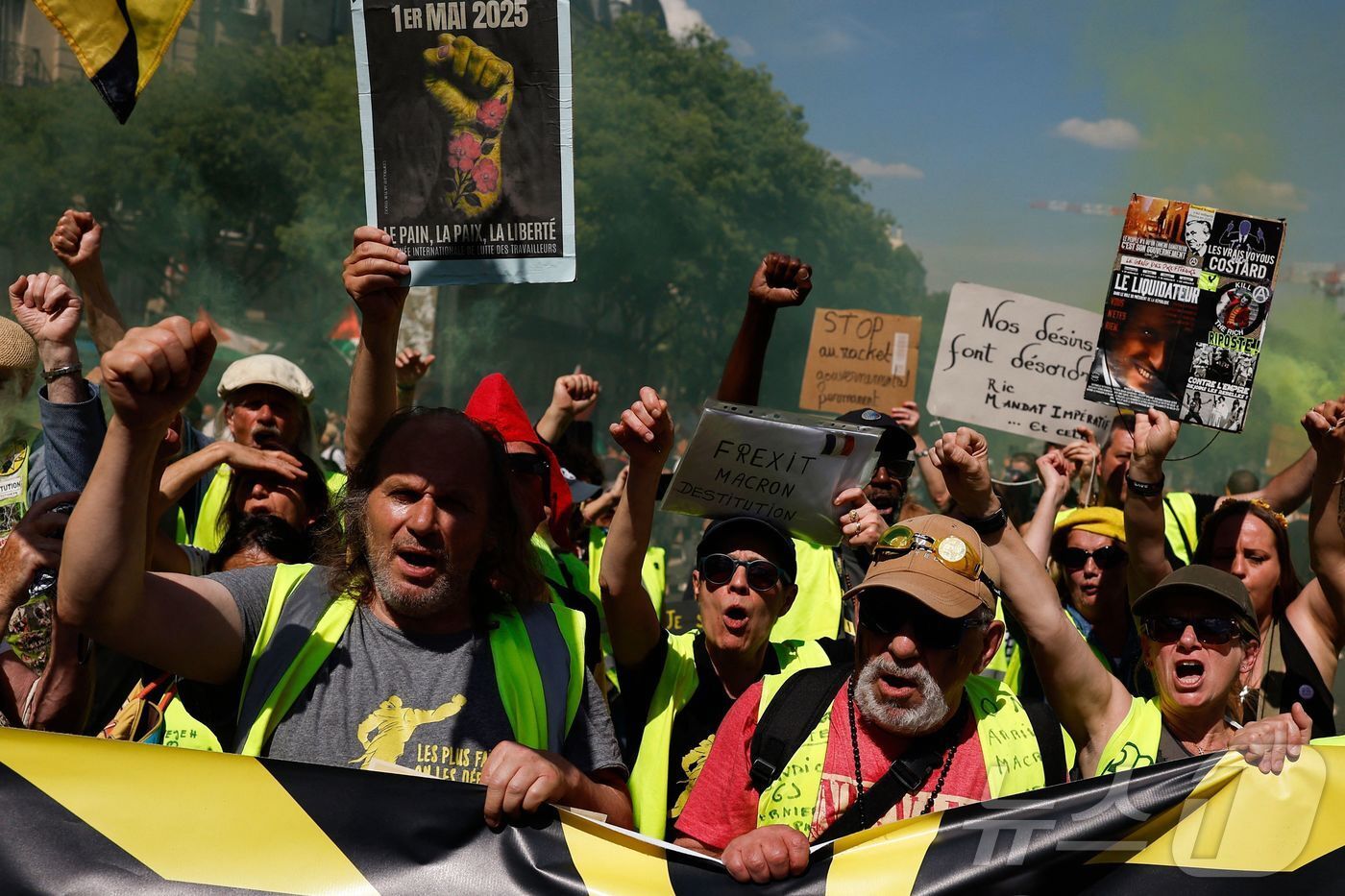 본문 이미지 - 5월 1일 노동절을 맞이해 노란조끼를 입은 노동자들이 프랑스 파리에서 시위를 벌이고 있다. 2025.5.1 ⓒ AFP=뉴스1 ⓒ News1 강민경 기자