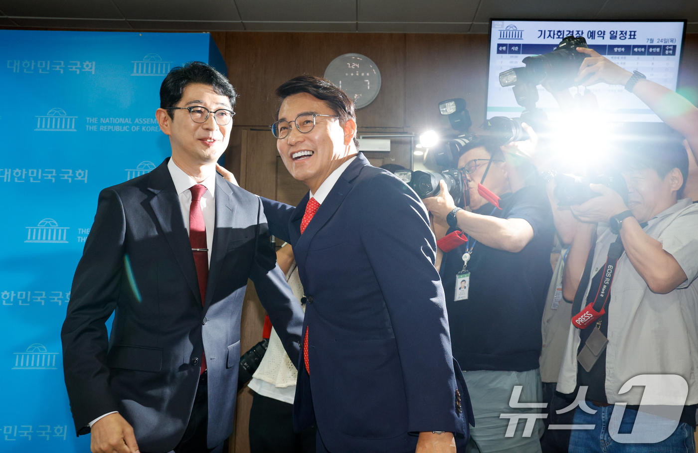 (서울=뉴스1) 안은나 기자 = 주진우 국민의힘 의원이 24일 서울 여의도 국회 소통관에서 8·22 전당대회 당대표 출마 선언을 마친 뒤 윤상현 의원과 인사하고 있다. 2025.7 …