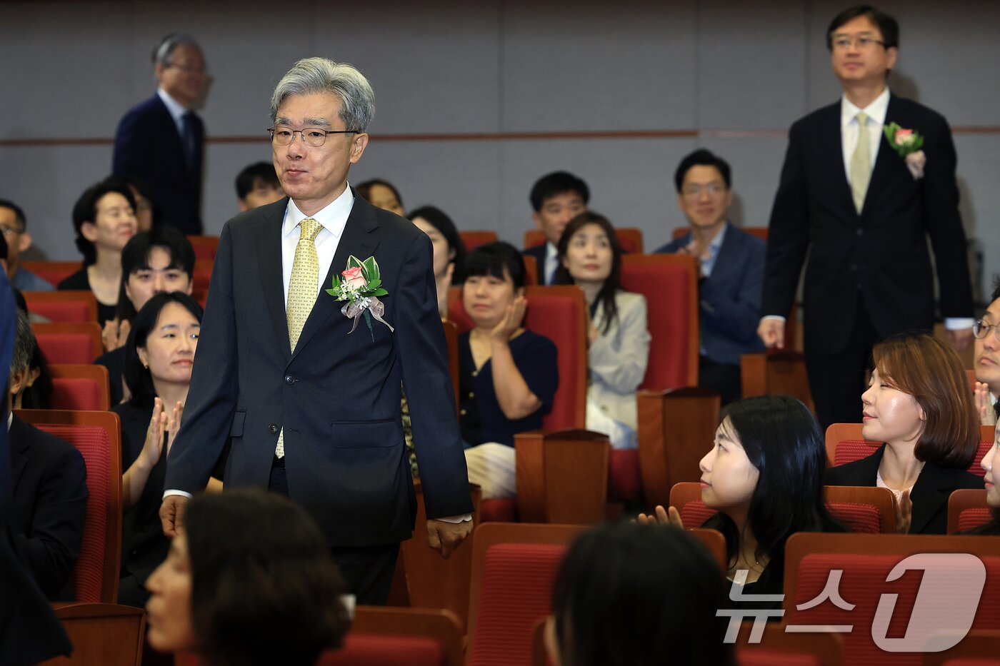 본문 이미지 - 김상환 헌법재판소장과 오영준 헌법재판소 재판관이 24일 오전 서울 종로구 재동 헌법재판소에서 열린 취임식에 참석하고 있다. 2025.7.24/뉴스1 ⓒ News1 박정호 기자