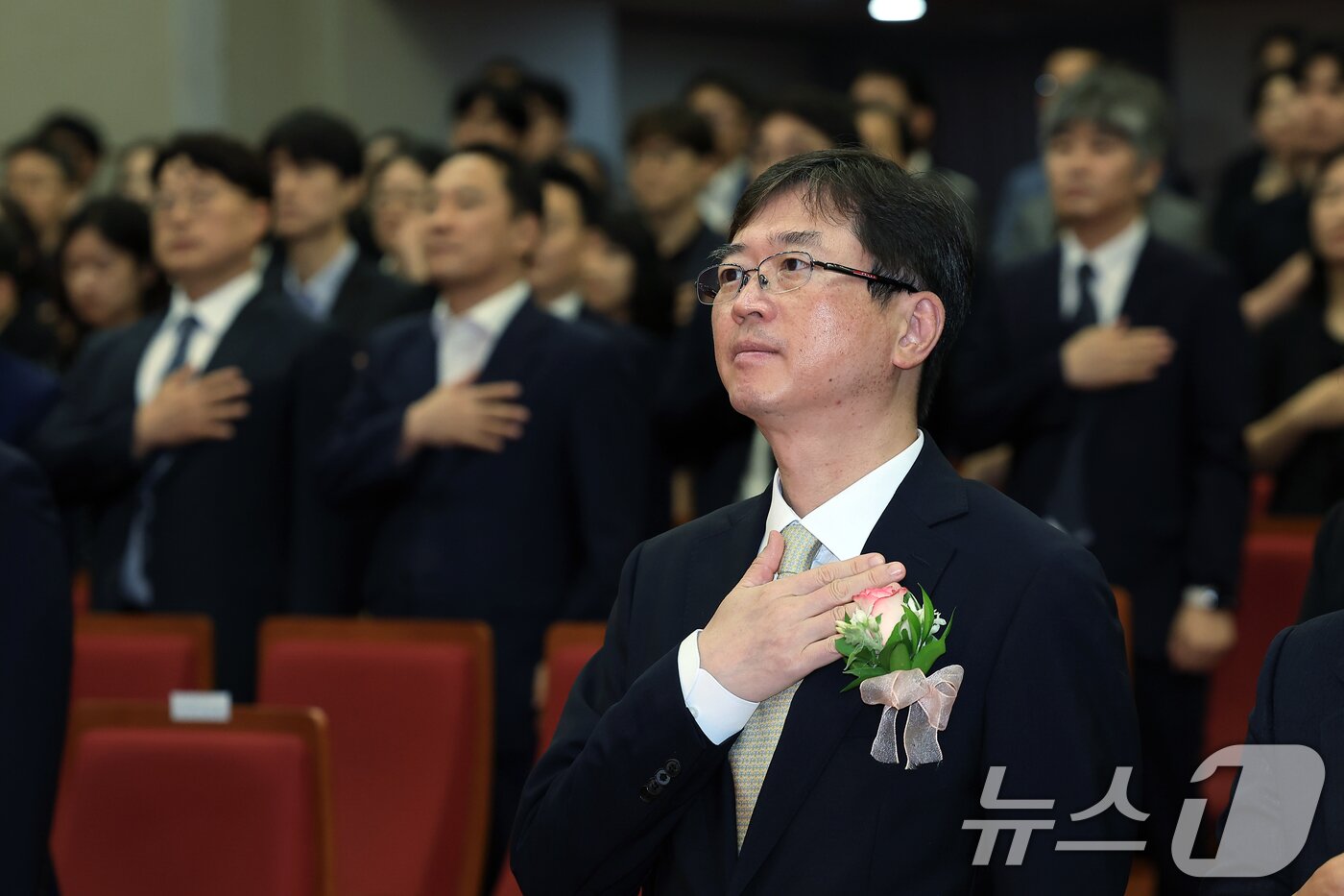 본문 이미지 - 오영준 헌법재판소 재판관이 24일 오전 서울 종로구 재동 헌법재판소에서 열린 취임식에서 국민의례를 하고 있다. 2025.7.24/뉴스1 ⓒ News1 박정호 기자