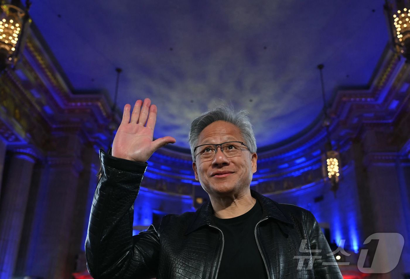 본문 이미지 - 23일&#40;현지시간&#41; 미국 워싱턴 D.C.의 앤드루 W. 멜론 오디토리움에서 열린 ‘AI 경쟁에서 승리하기&#40;Winning the AI Race&#41;’ 정상회의에 참석한 젠슨 황 엔비디아 최고경영자&#40;CEO&#41;. 2025.07.23. ⓒ AFP=뉴스1 ⓒ News1 권영미 기자