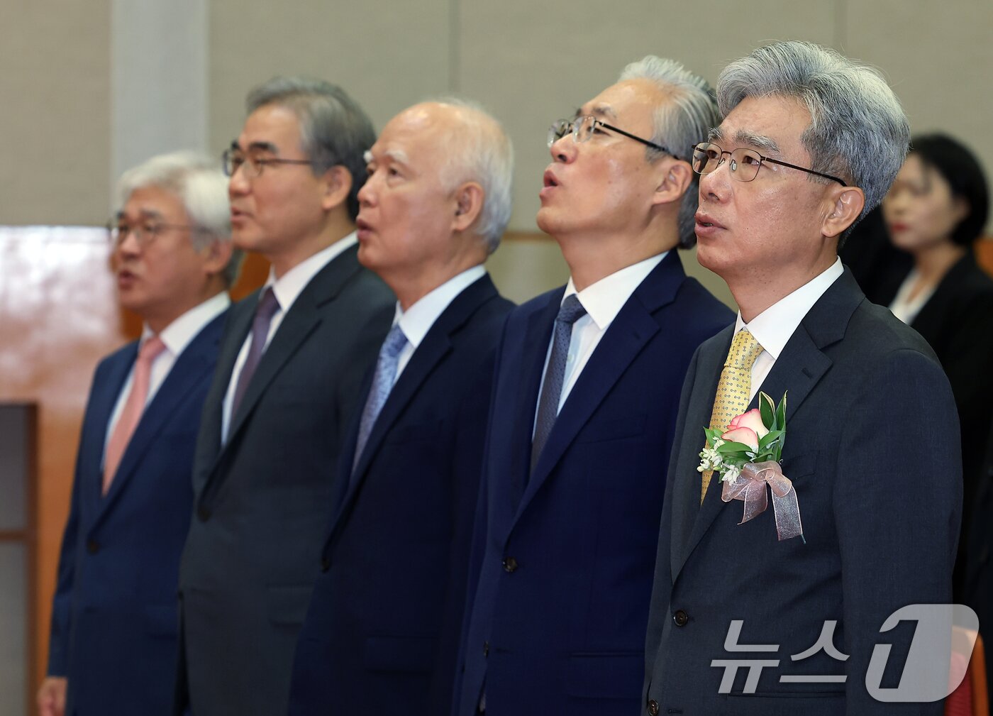 본문 이미지 - 김상환 헌법재판소장과 헌법재판소 재판관들이 24일 오전 서울 종로구 재동 헌법재판소에서 열린 취임식에 애국가를 제창하고 있다. 오른쪽부터 김 헌법재판소장, 김형두, 정형식, 조한창, 마은혁 헌법재판관. 2025.7.24/뉴스1 ⓒ News1 박정호 기자