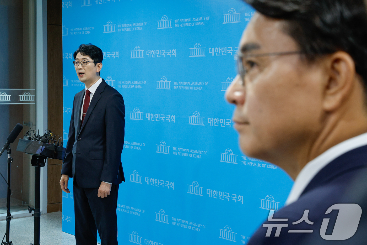 (서울=뉴스1) 안은나 기자 = 주진우 국민의힘 의원이 24일 서울 여의도 국회 소통관에서 8·22 전당대회 당대표 출마 선언을 한 뒤 취재진 질문에 답하고 있다. 오른쪽은 윤상현 …