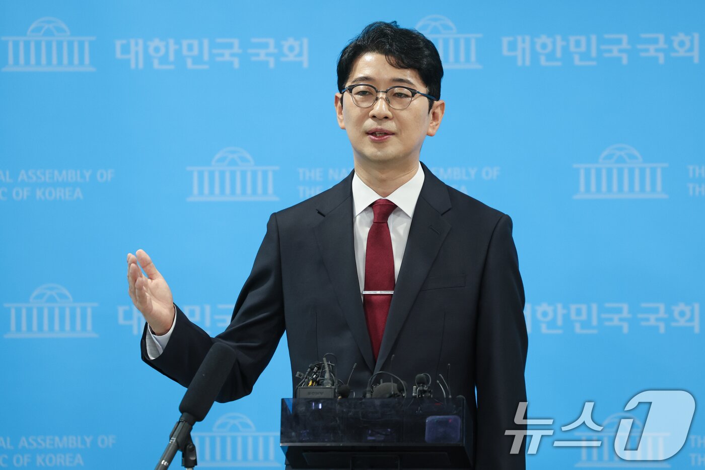 본문 이미지 - 주진우 국민의힘 의원이 24일 서울 여의도 국회 소통관에서 8·22 전당대회 당대표 출마 선언을 한 뒤 취재진 질문에 답하고 있다. 2025.7.24/뉴스1 ⓒ News1 안은나 기자