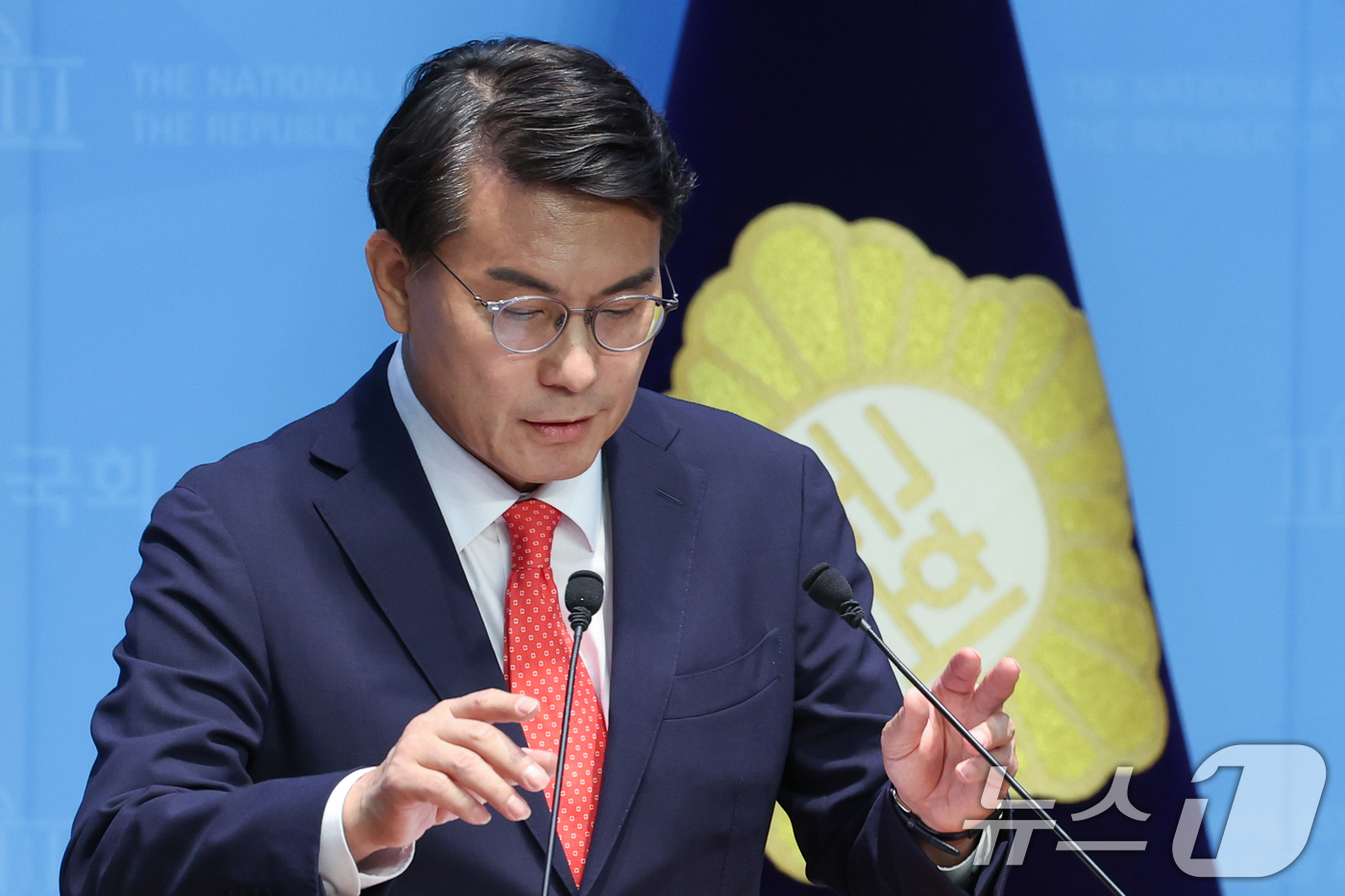 (서울=뉴스1) 안은나 기자 = 윤상현 국민의힘 의원이 24일 서울 여의도 국회 소통관에서 리셋코리아 국민운동본부 발대식 및 토론회 논란 관련 사과 기자회견을 하고 있다. 2025 …