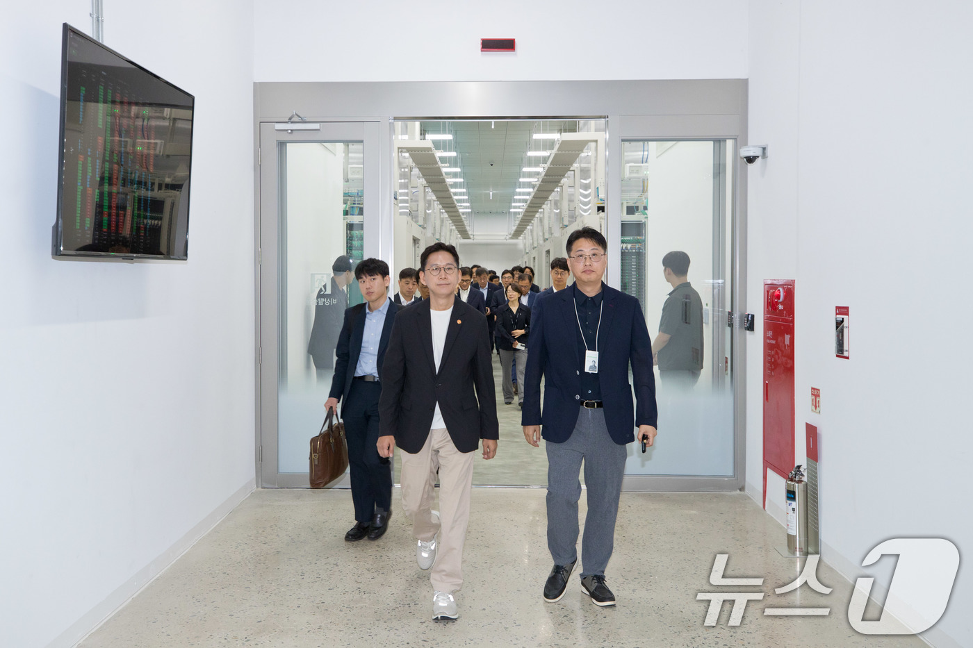 (서울=뉴스1) = 배경훈 과학기술정보통신부 장관이 24일 세종특별자치시 네이버데이터센터 각 세종을 방문해 시찰하고 있다. (과학기술정보통신부 제공. 재판매 및 DB 금지) 202 …