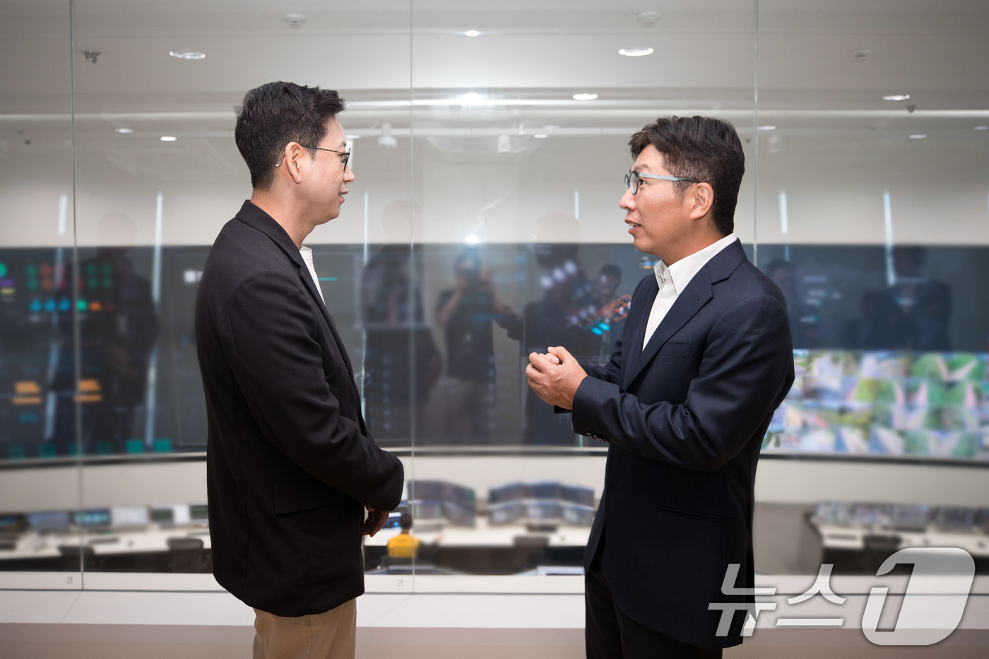 (서울=뉴스1) = 배경훈 과학기술정보통신부 장관이 24일 세종특별자치시 네이버데이터센터 각 세종을 방문해 김유원 네이버클라우드 대표와 대화를 나누고 있다. (과학기술정보통신부 제 …