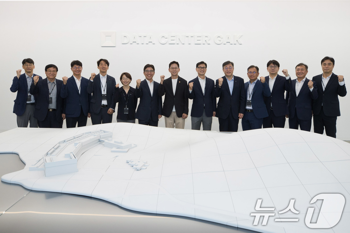 (서울=뉴스1) = 배경훈 과학기술정보통신부 장관이 24일 세종특별자치시 네이버데이터센터 각 세종에서 열린 '인공지능(AI) 데이터센터 현장간담회'에서 기념 촬영을 하고 있다. ( …