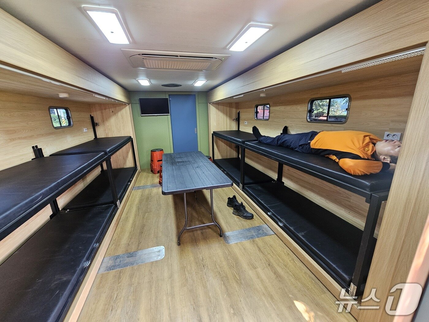 본문 이미지 - 24일 산청 산사태 수색 현장에 지원 온 부산소방본부 재난 회복 차량에 한 대원이 휴식을 취하고 있다. 2025.7.24/뉴스1 한송학기자